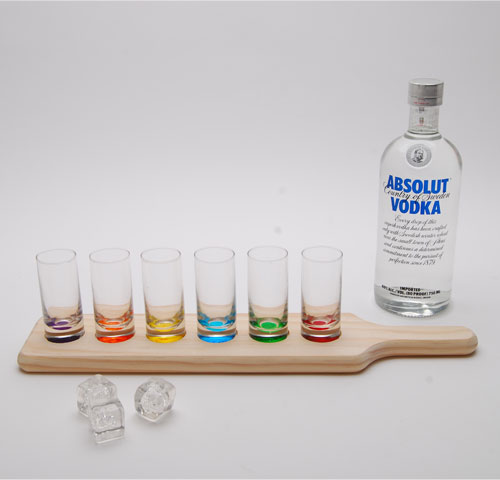 6 vodka glass on a wooden tray - 6 verres de couleur sur du bois clair